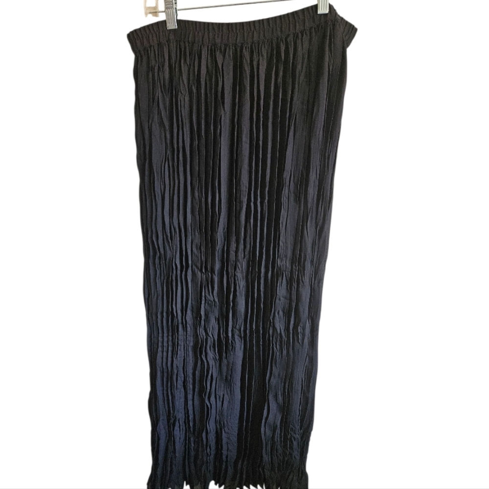 Norm Thompson Portland Oregan Elegant Black Pleated Skirt Size Large.